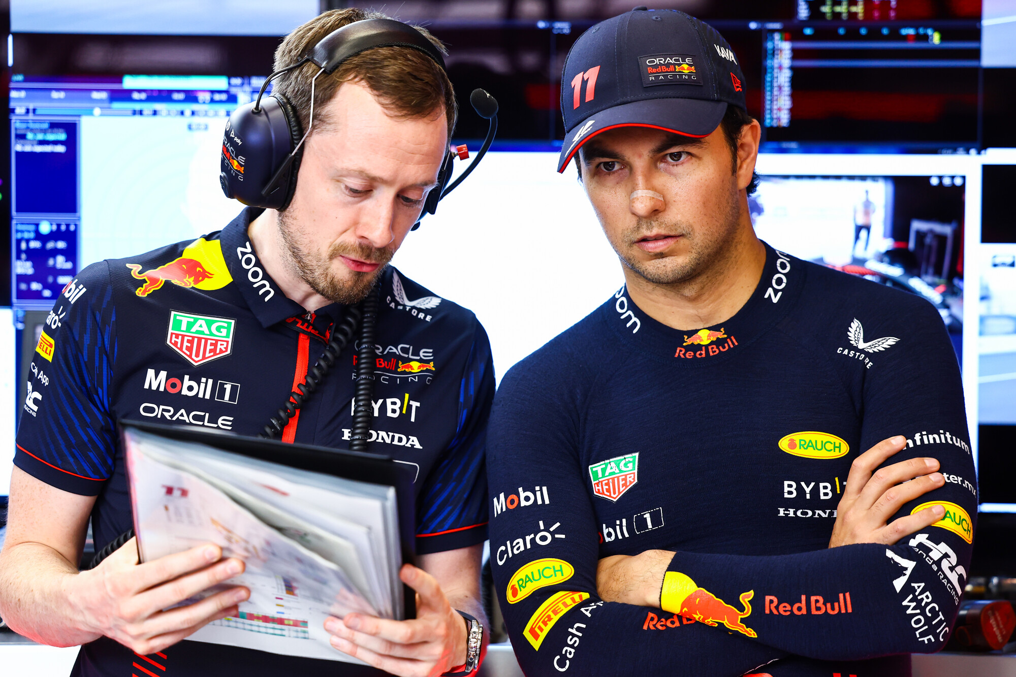 Perez met engineer zaterdag Jeddah 2023