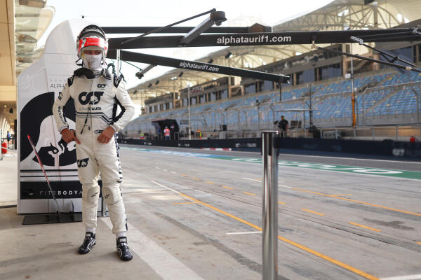Pierre Gasly buiten de pitbox eerste testdag Bahrein 2022