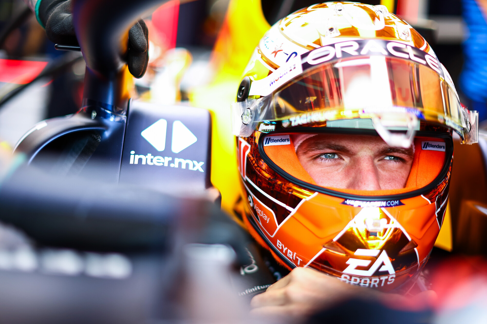 Verstappen in auto garage hongarije