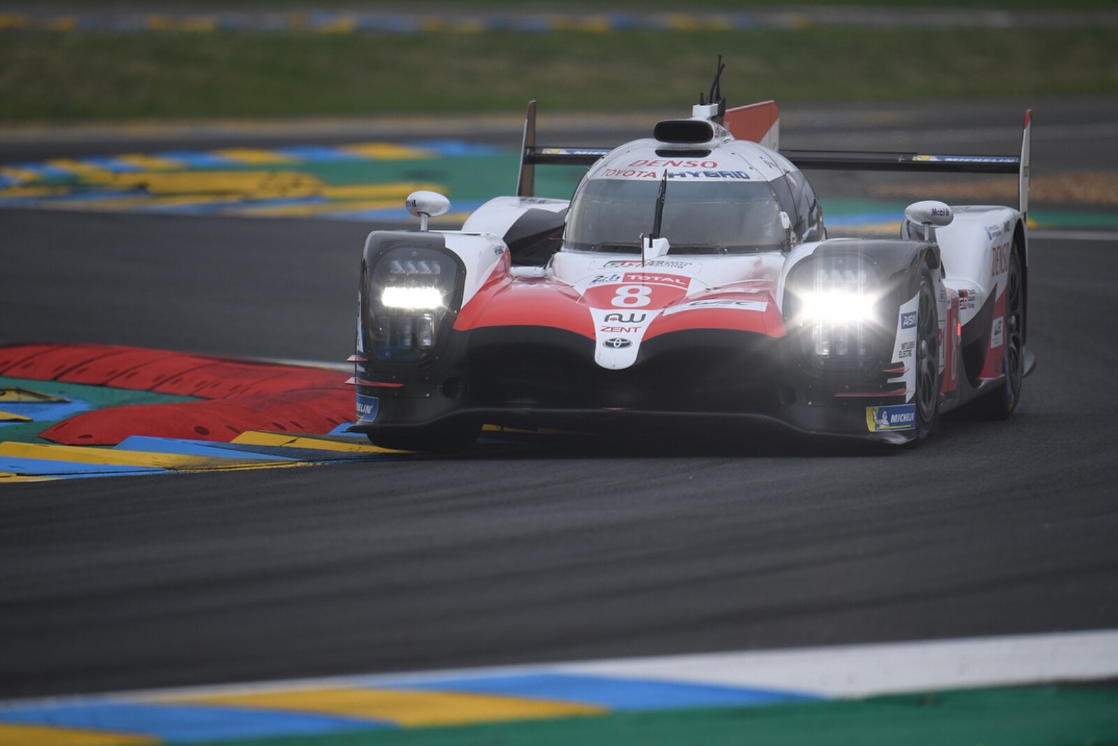 35174793_962022043959460_3633252387763781632_n