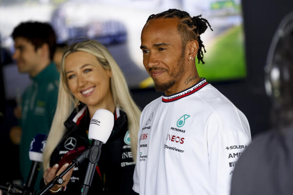 Lewis Hamilton voor microfoon Australië