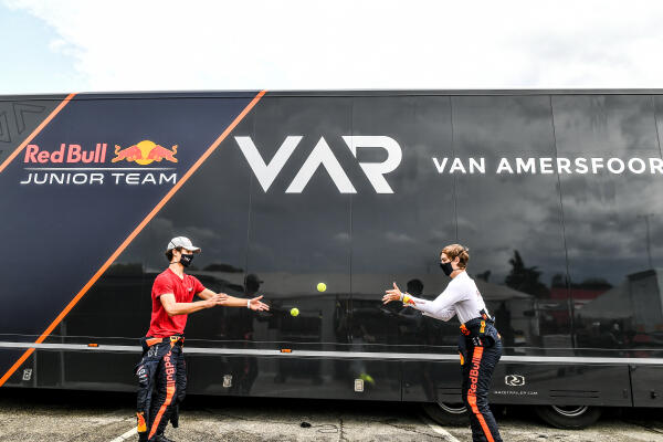 SI202008300298_hires_jpeg_24bit_rgb