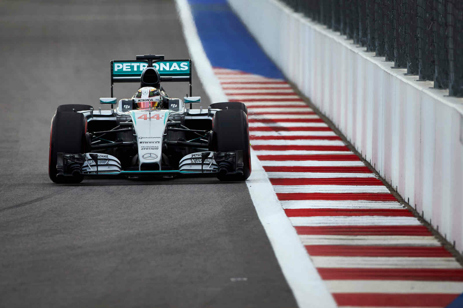 Lewis_Hamilton_Mercedes_AG_F1_Grand_Prix_Rusland_2015