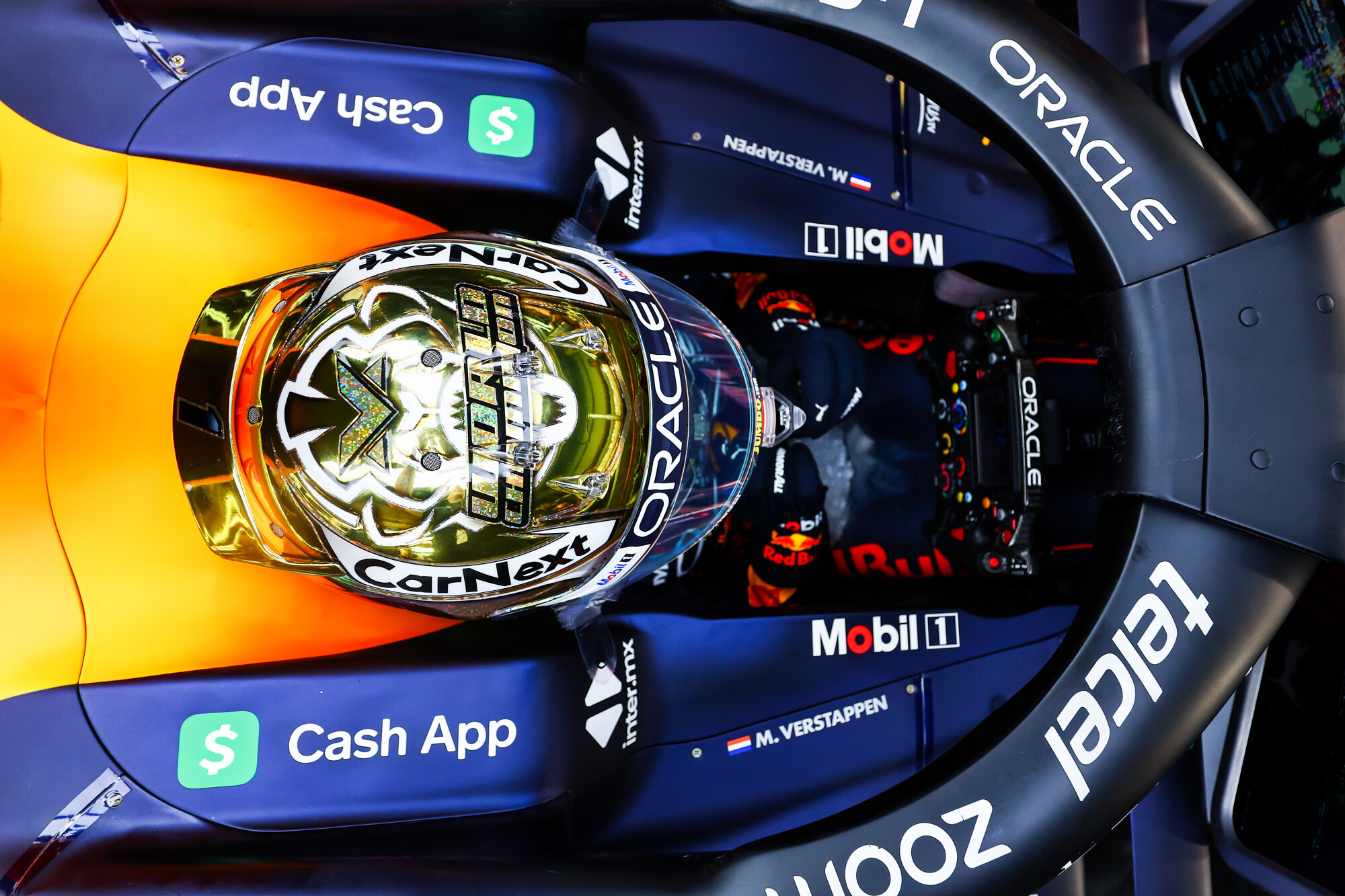 Max Verstappen in auto vrijdag Abu Dhabi 2022