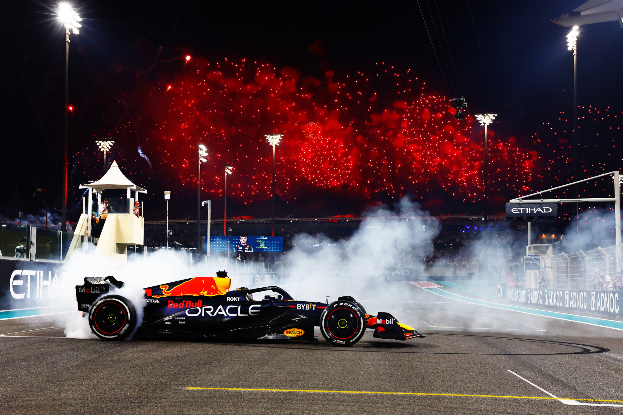 Verstappen, donut, abu dhabi 2023