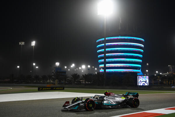 Lewis Hamilton in de avond tweede testdag Bahrein 2022