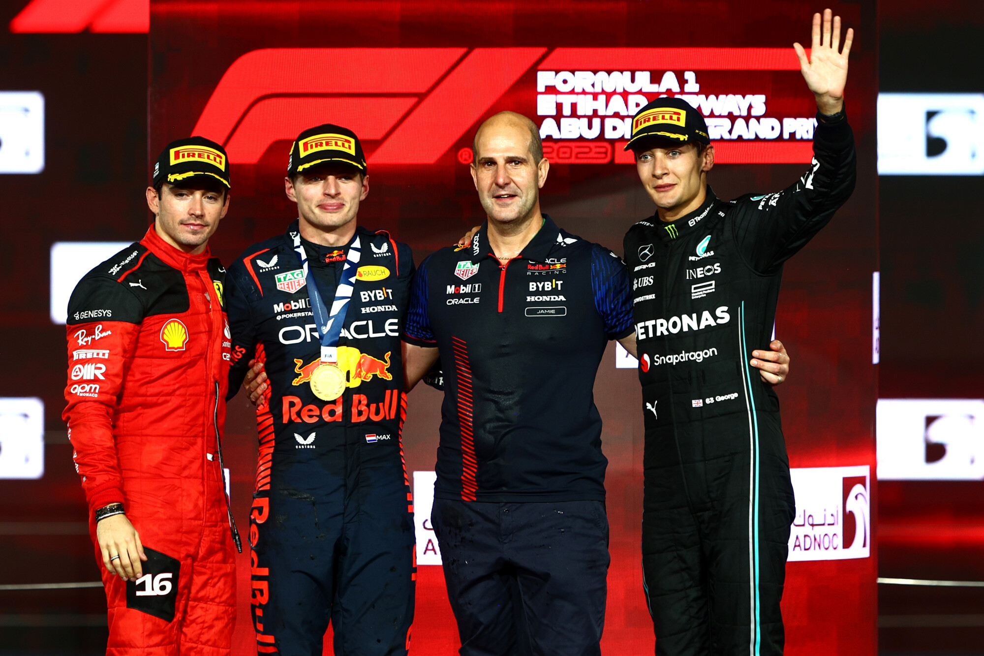 George Russel op het podium in Abu Dhabi 2023