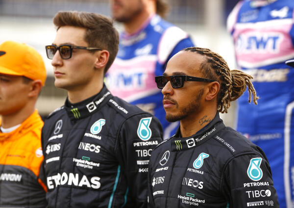 George Russell en Lewis Hamilton tijdens persfoto Bahrein 2022