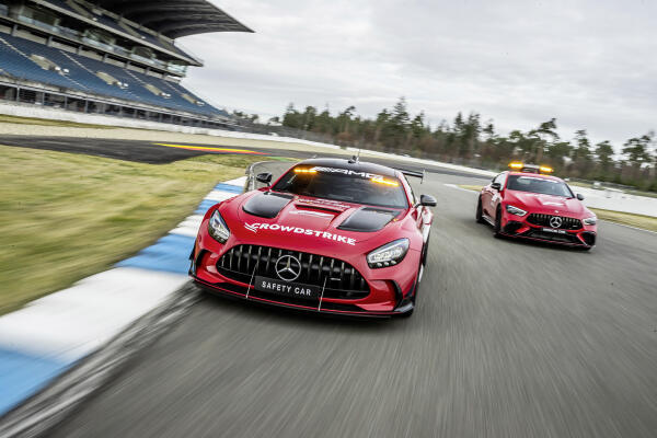 Mercedes safety car en medical car persfoto 1
