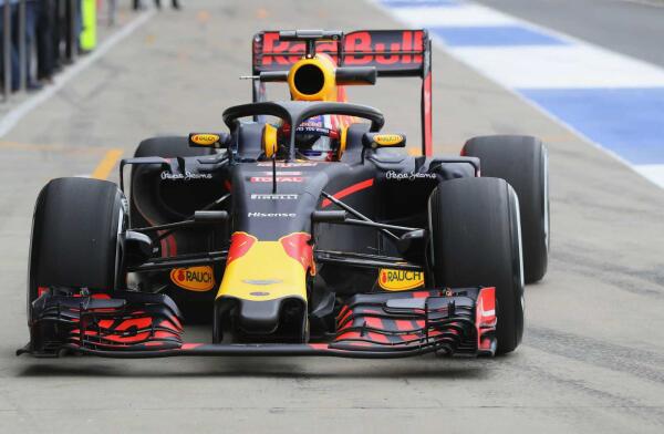 Pierre_Gasly_tests_halo_Red_Bull_Racing_Silverstone_test_2016