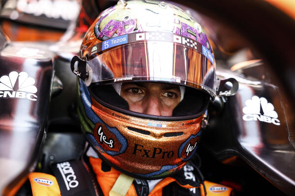 Daniel Ricciardo Singapore helm