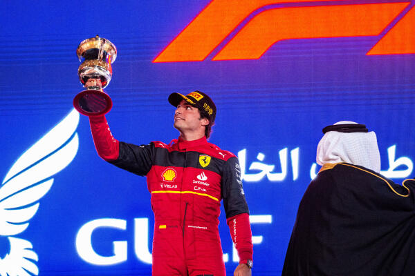 Carlos Sainz op het podium in Bahrein 2022