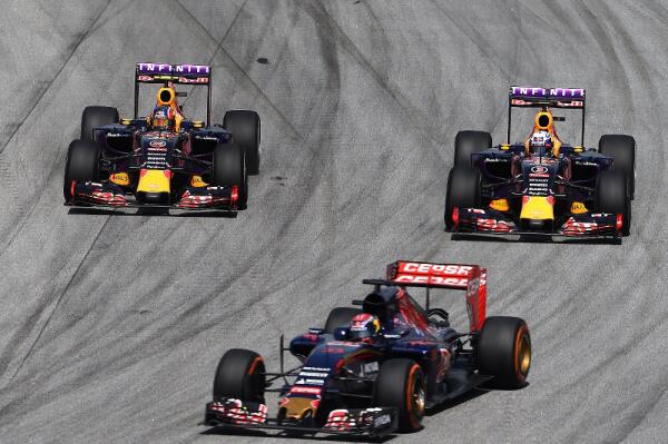 Max_Verstappen_Toro_Rosso_GP_Maleisi_practice_2015_70