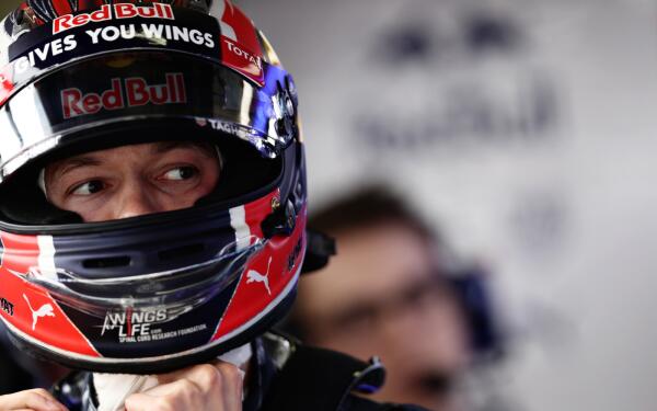 images_2016_F1-retro_kvyat