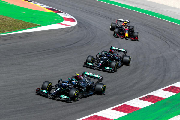 Mercedes en Red Bull tijdens de race Grand Prix Portugal 2021