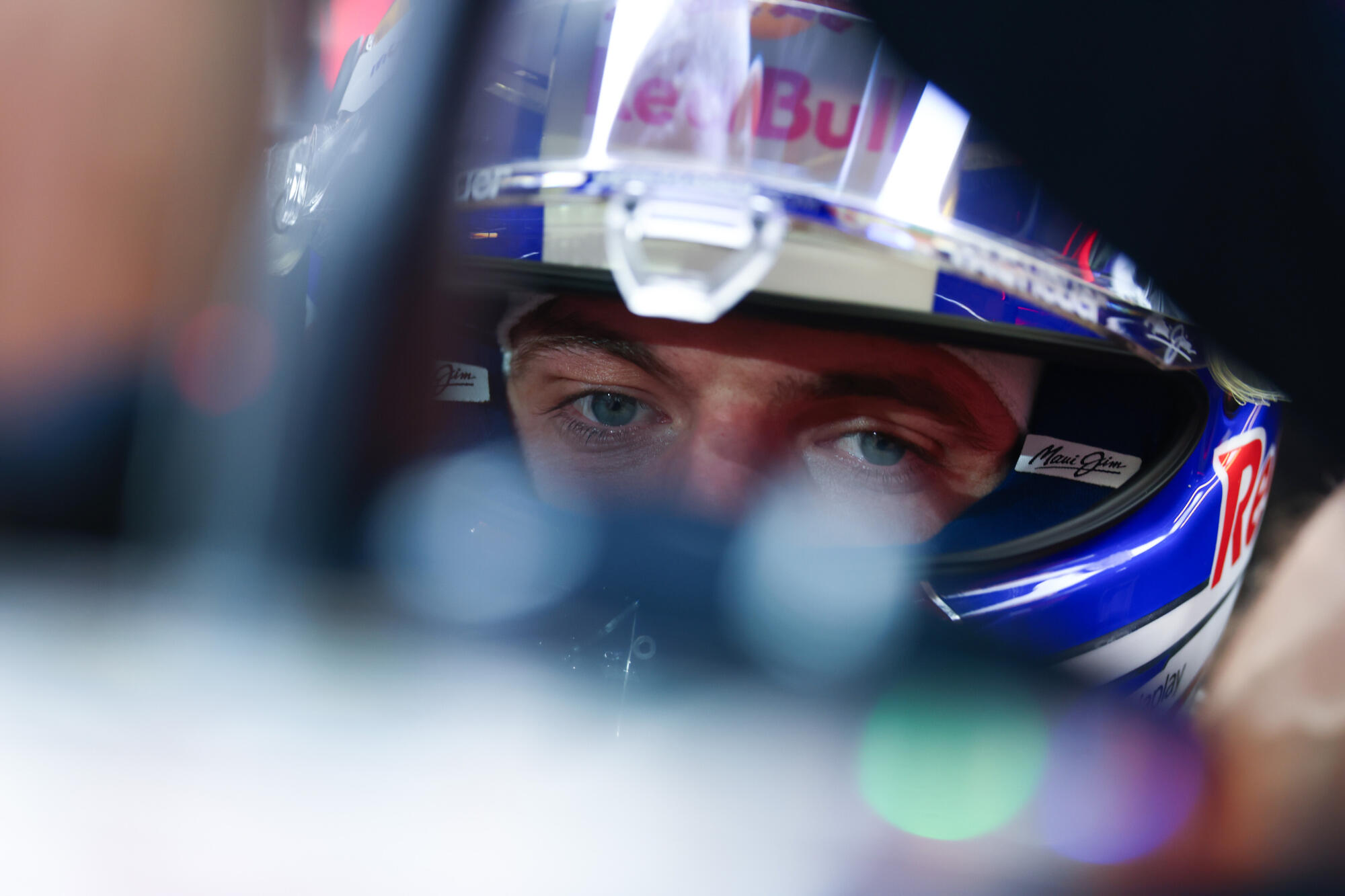 Max Verstappen helm auto garage vrije training vrijdag Abu Dhabi 2025