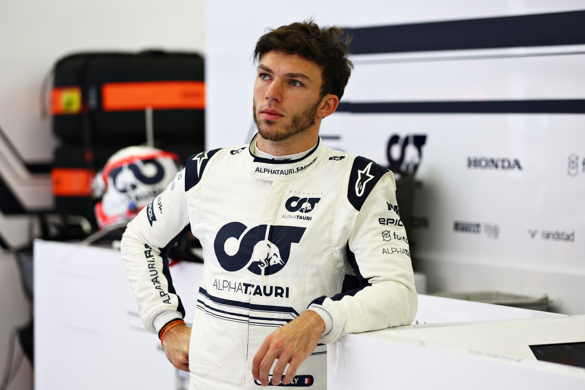 Pierre Gasly in de garage eerste testdag Bahrein 2022