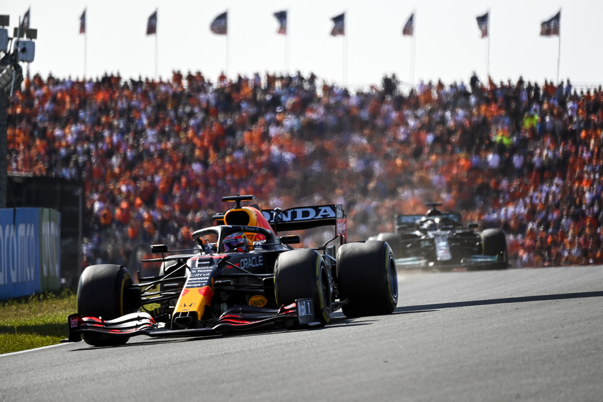 Max Verstappen leidt Lewis Hamilton tijdens Grand Prix Nederland 2021