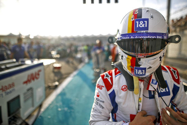 Mick Schumacher helm zondag Abu Dhabi 2022