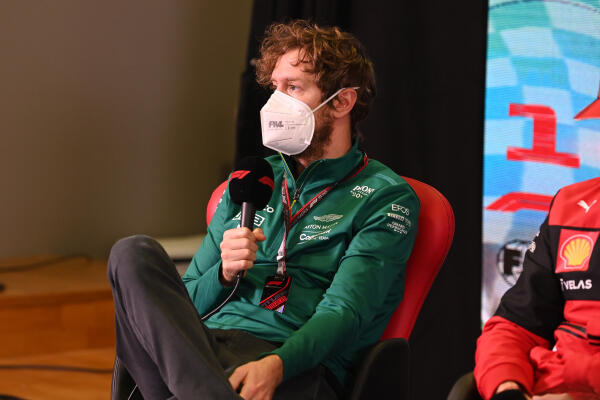 Sebastian Vettel praat met de media tijdens testdagen Barcelona 2022