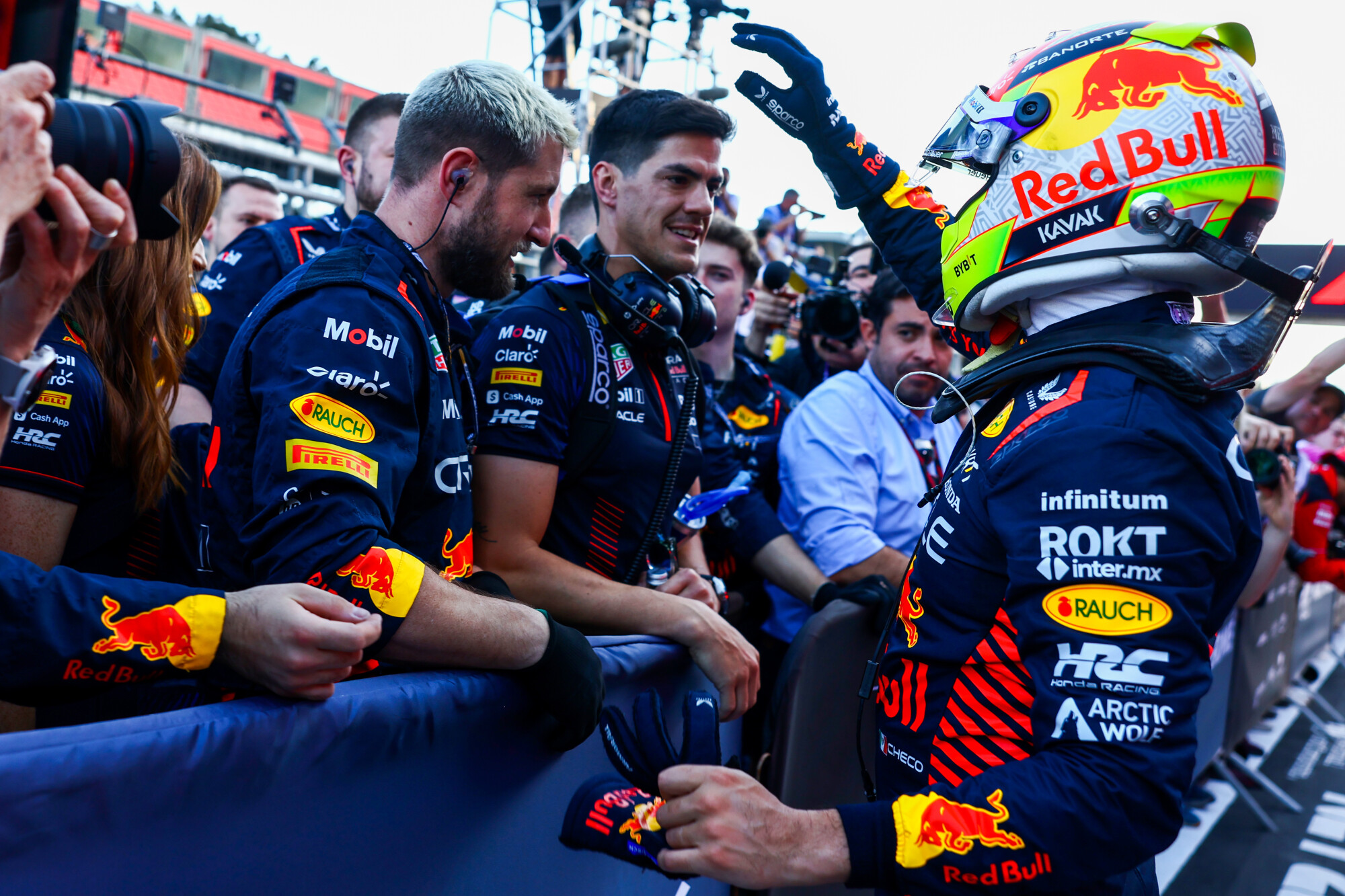 Perez en pitcrew sprint Baku 2023