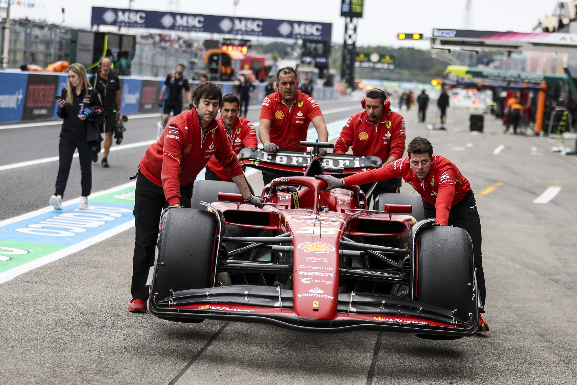 240044-scuderia-ferrari-japanese-gp-saturday_a13f7747-ea8a-4537-9ba0-4da0ddcb7f4f