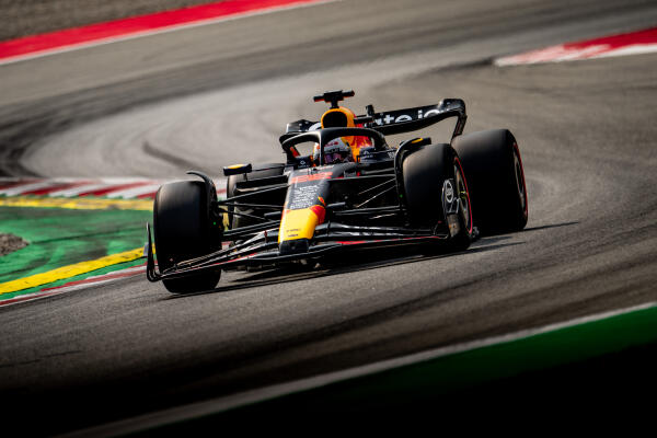 testpirelli-barcelona-day2-redbull2