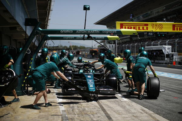 Sebastian Vettel in de pitstraat Spanje 2022