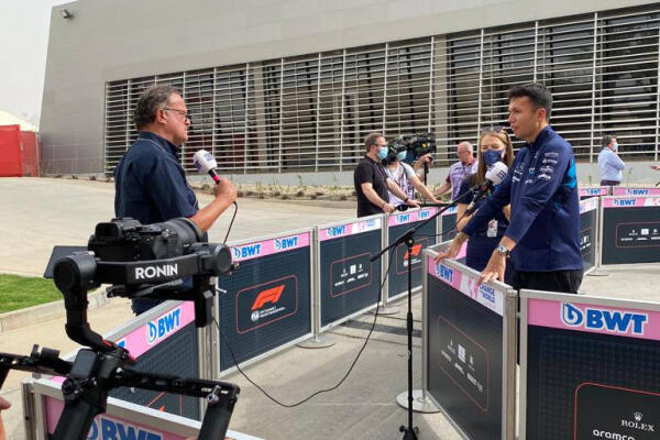 Alex Albon praat met Jack Plooij tweede testdag Bahrein 2022