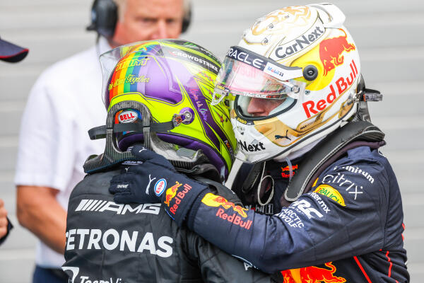 Verstappen en Hamilton omhelsing - Hongarije 2022