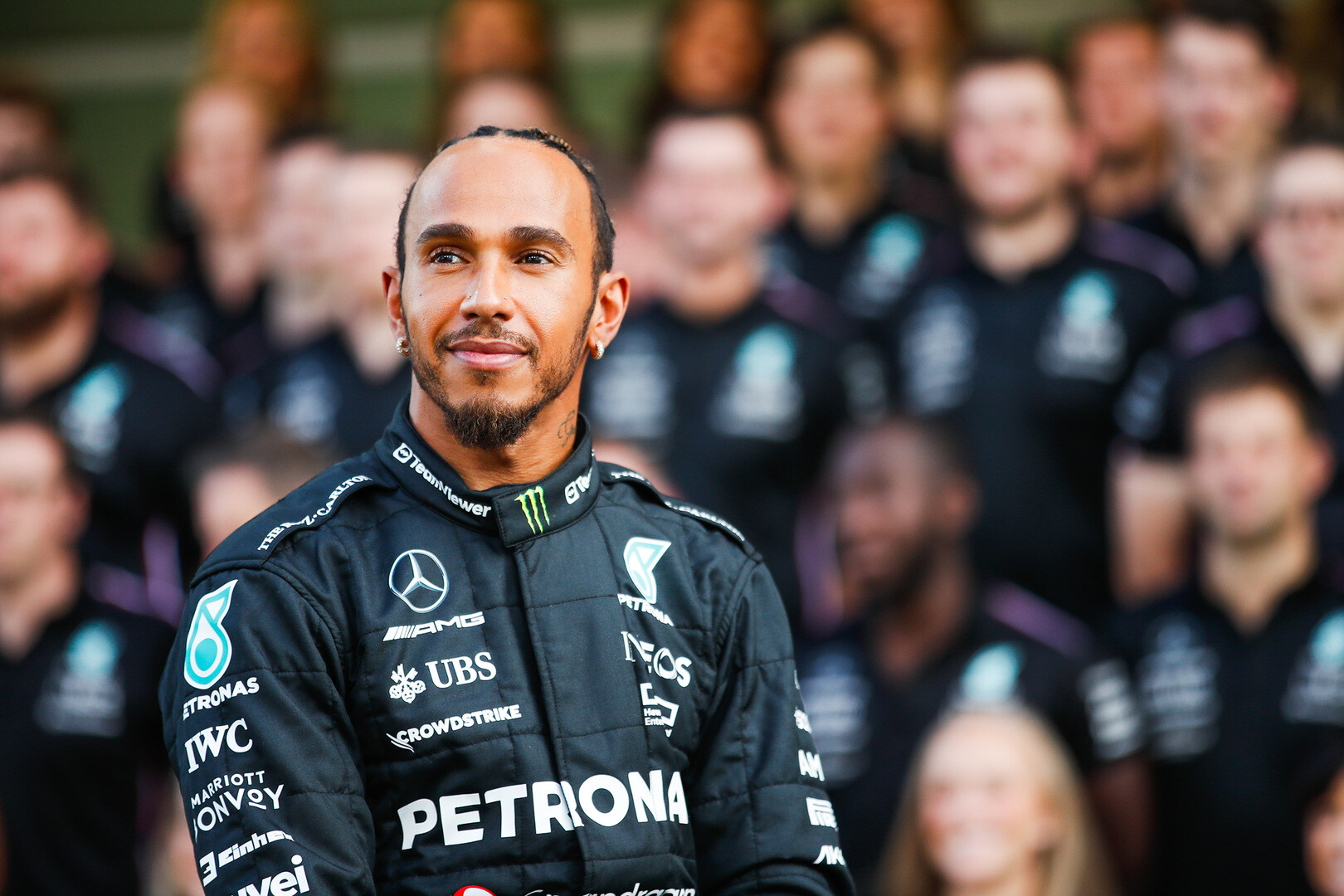 Lewis Hamilton met Mercedes-team op achtergrond