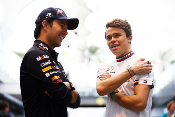 Nyck de Vries met Sergio Perez