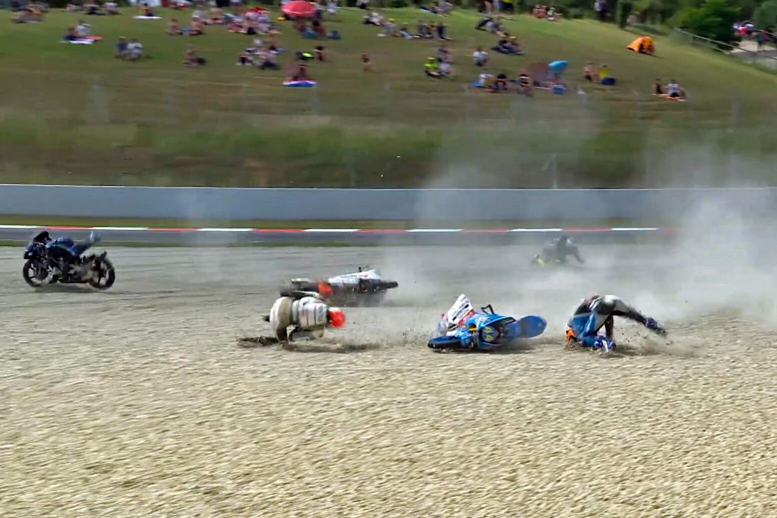 180617_CAT_Moto3-crash