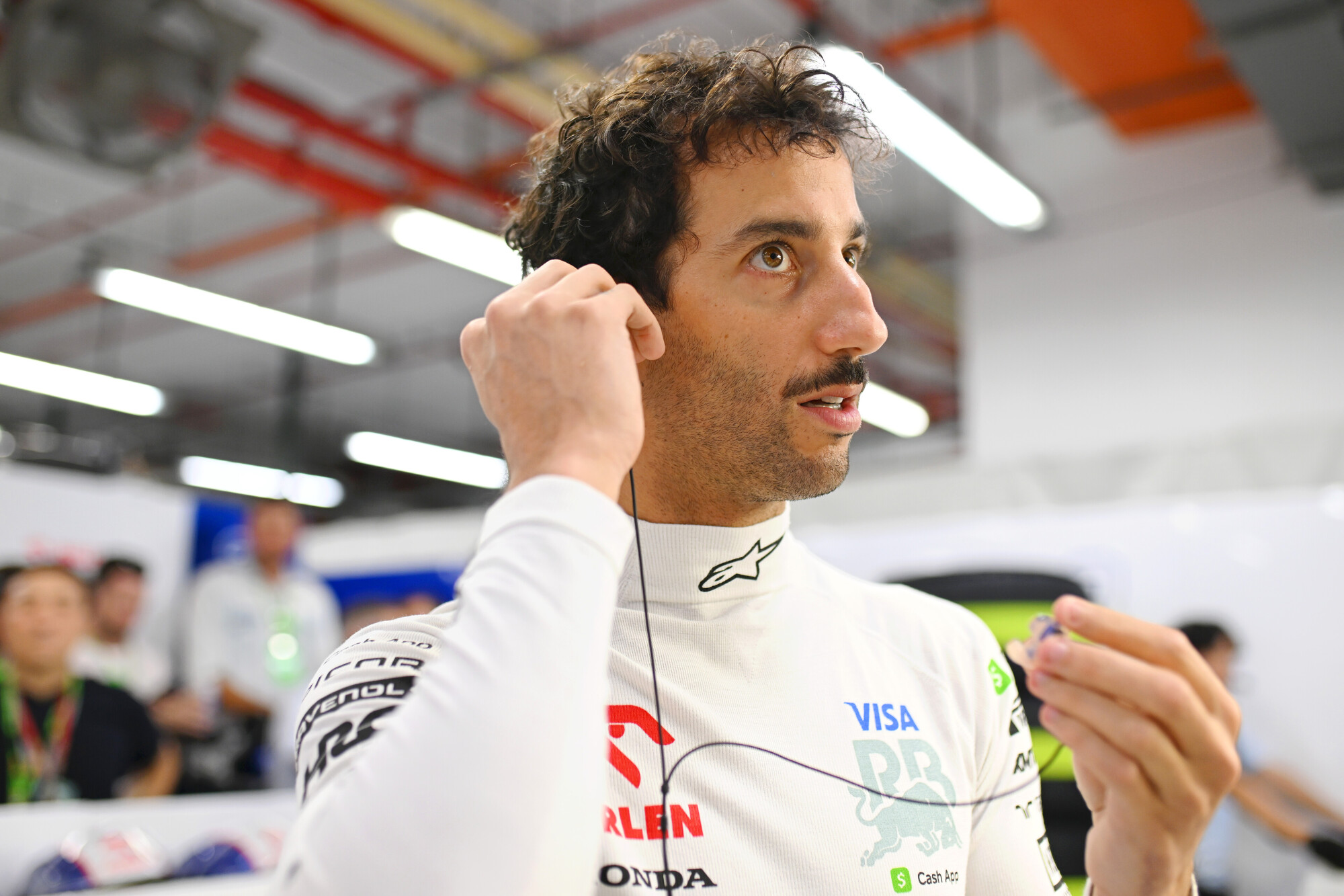 Daniel Ricciardo oortjes garage zondag Singapore 2024