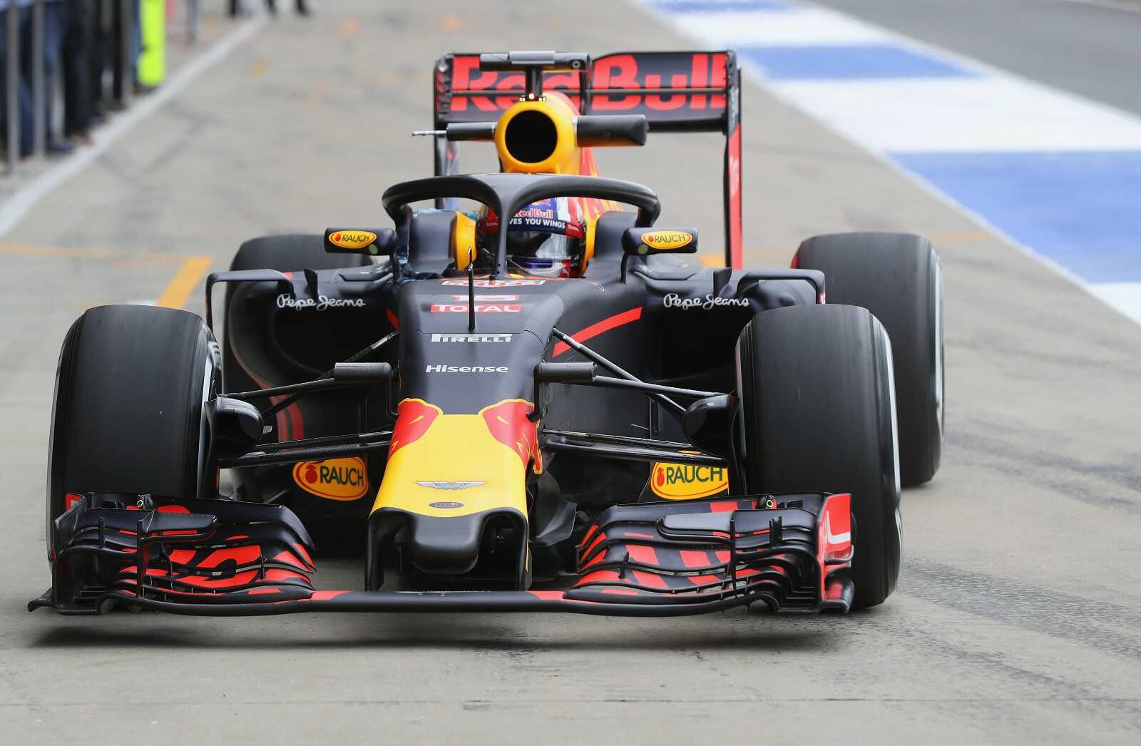 Pierre_Gasly_tests_halo_Red_Bull_Racing_Silverstone_test_2016