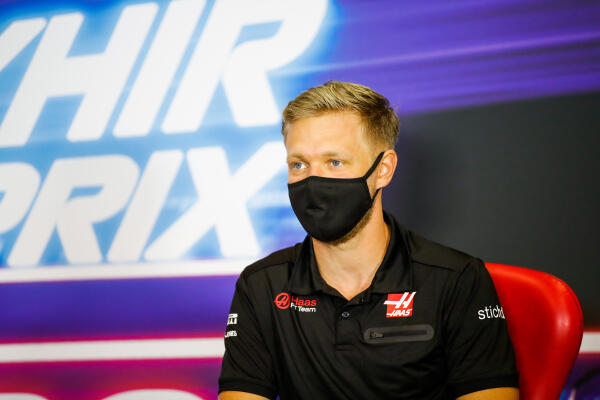 Kevin Magnussen praat met de media Grand Prix van Sahkir 2019