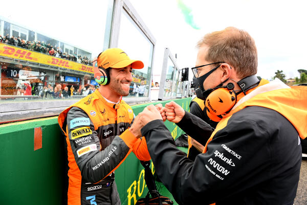 Daniel Ricciardo en Andreas Seidl op de grid voor de race Imola 2022