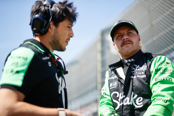 bottas met engineer japan