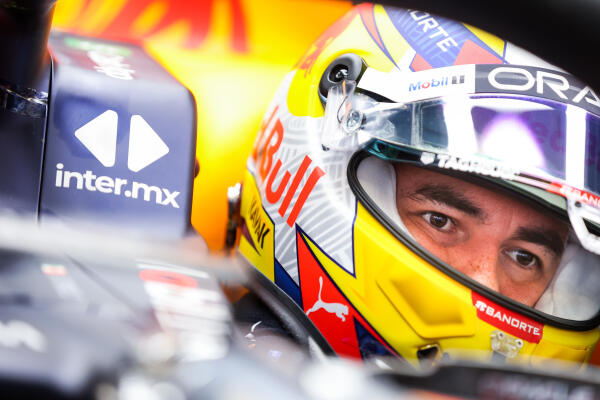 Sergio Pérez in de cockpit van zijn Red Bull tweede testdag Barcelona 2022
