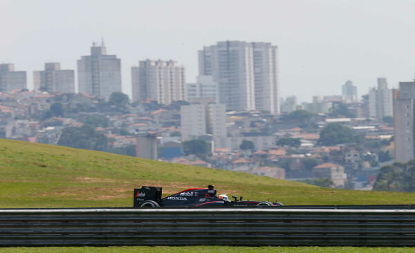 Fernando_Alonso_McLaren-Honda_F1_Grand_Prix_Brazili_2015