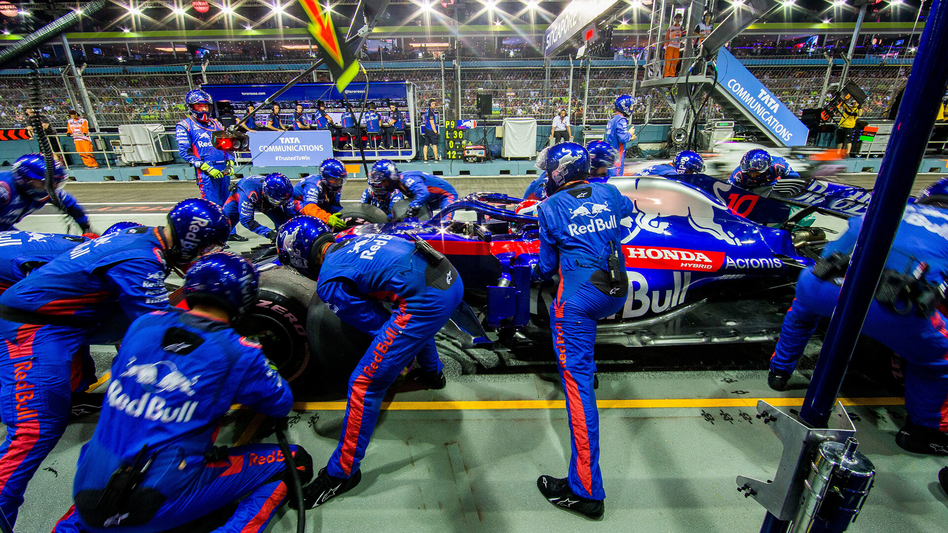 1920x1080-Pitstop-Scuderia-Toro-Rosso-GP-Singapore-2018