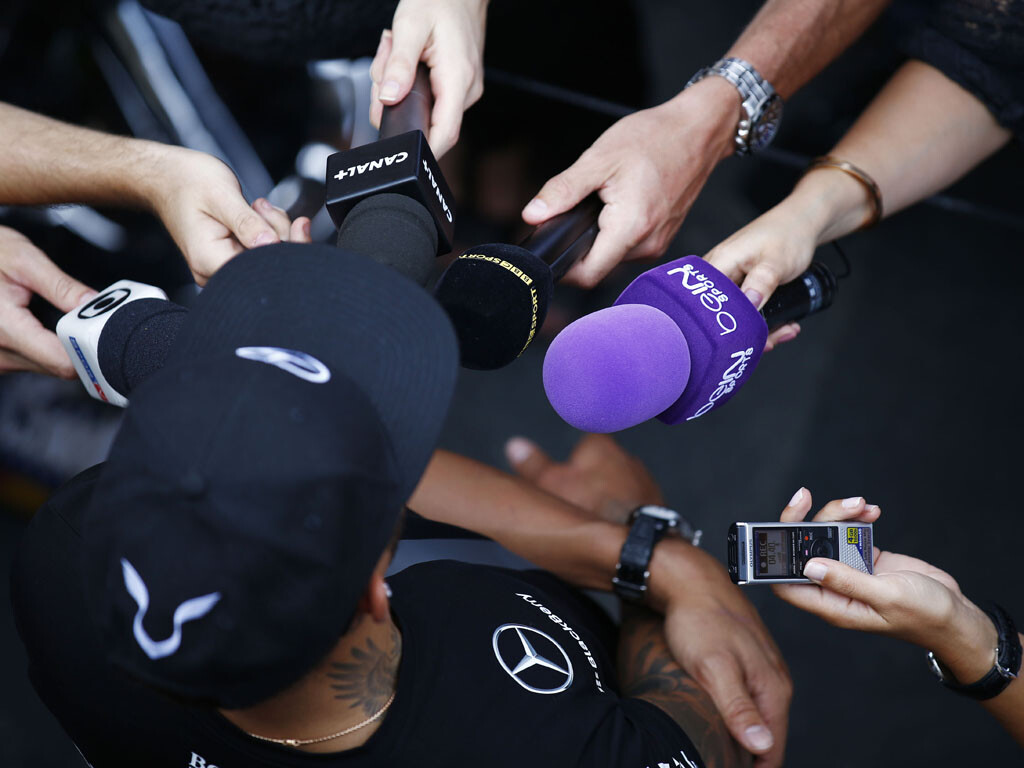 1024x768_Lewis-Hamilton-in-gesprek-met-pers-Brazilie