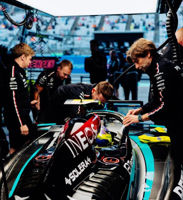 mercedes pitbox japan 2