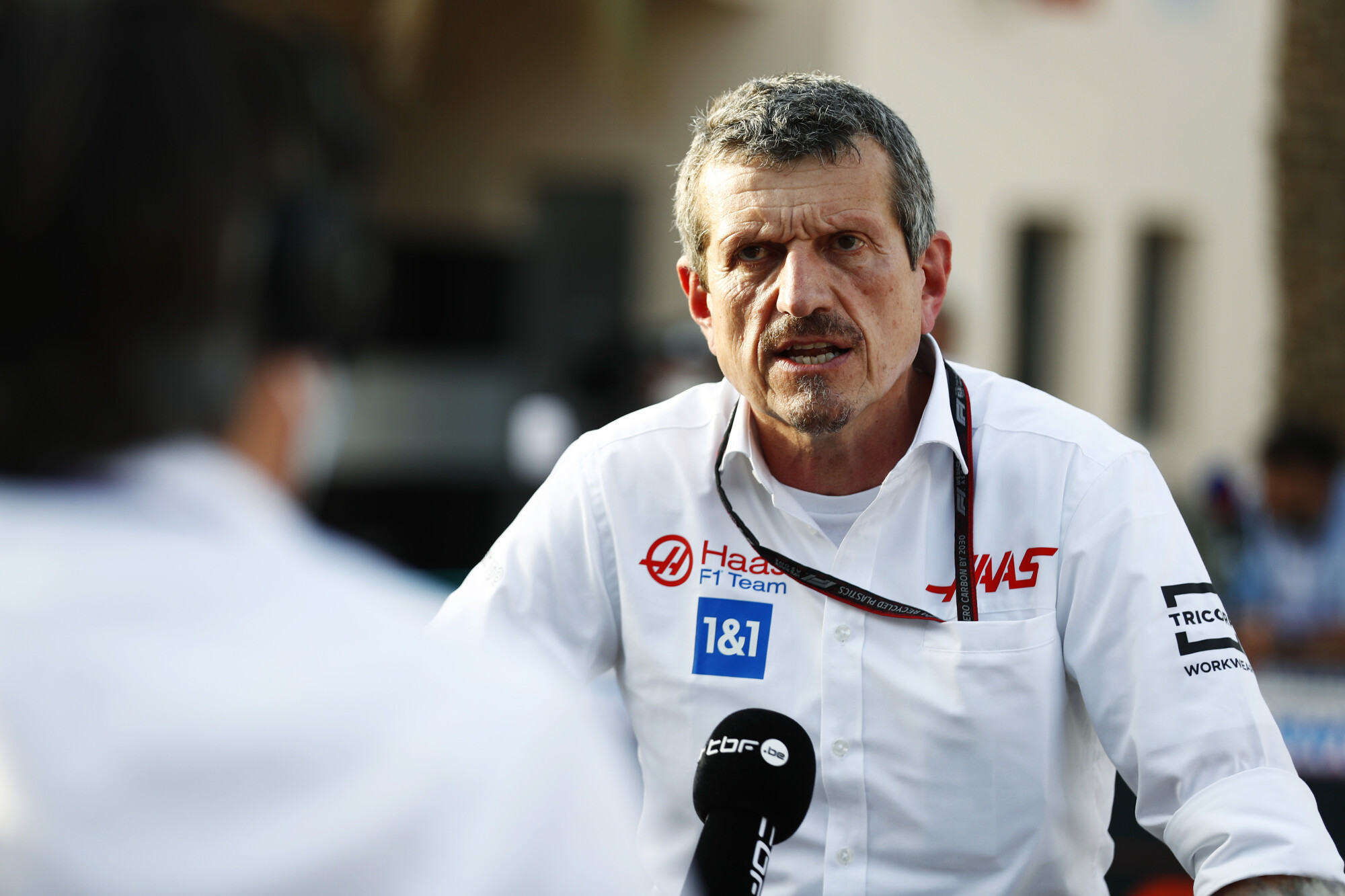 Guenther Steiner praat met de media wintertest dag 1 Bahrein 2022