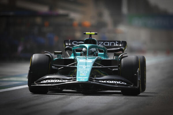 Sebastian Vettel in de pitlane tweede testdag Bahrein 2022