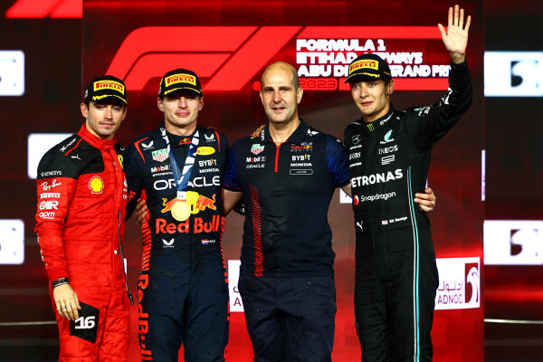 George Russel op het podium in Abu Dhabi 2023