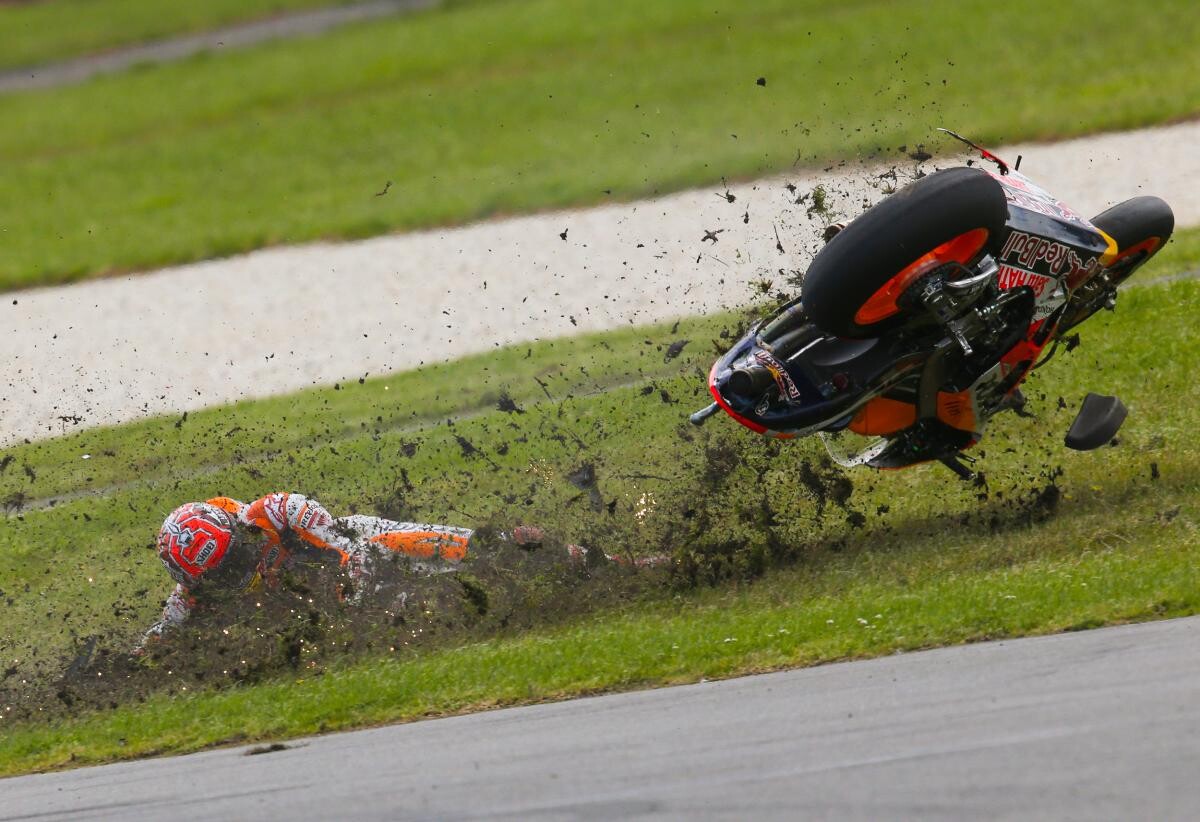 images_2016_MotoGP_10_161023_AUS_crash-marquez-2