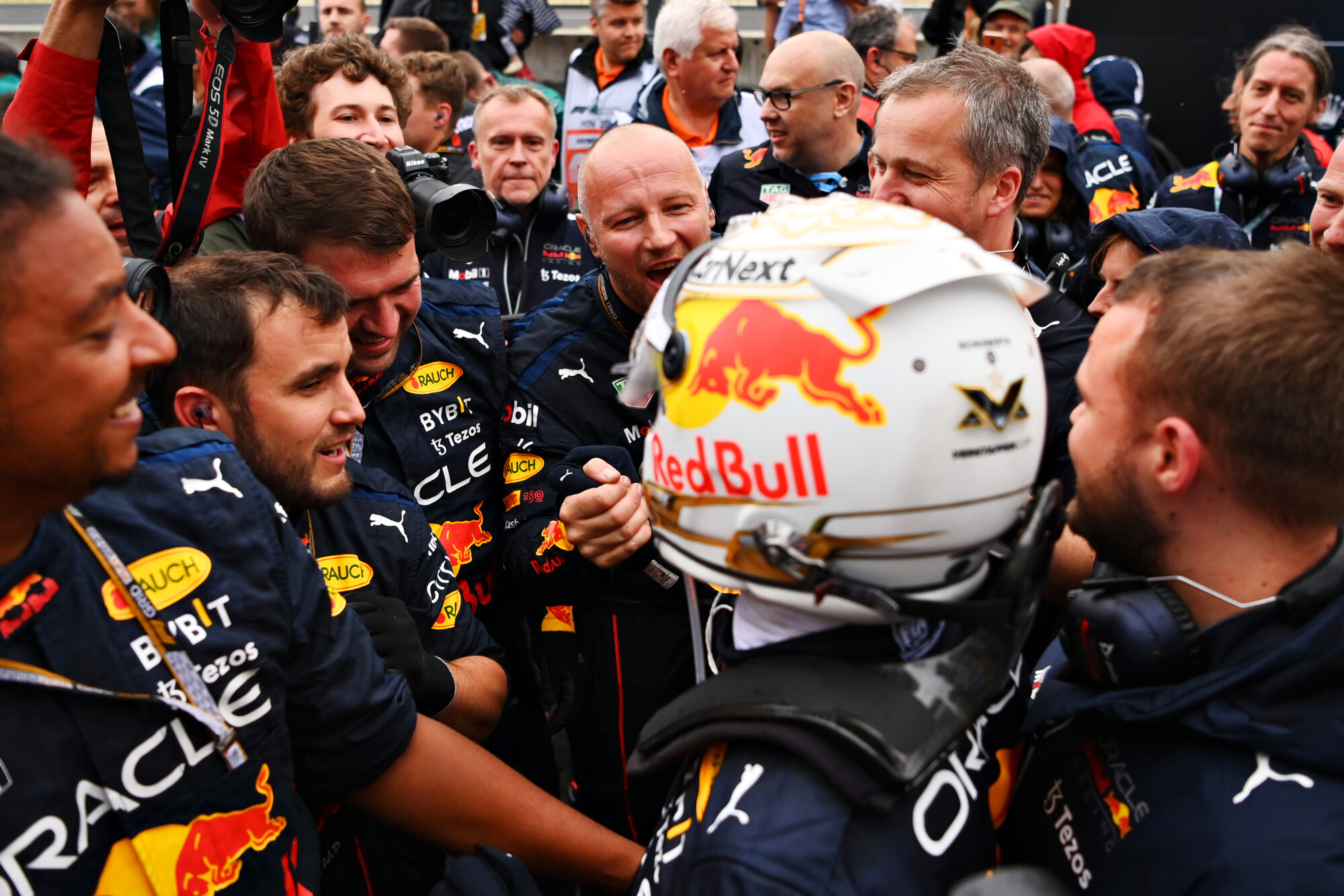 Verstappen met Red Bull monteurs - Hongarije 2022