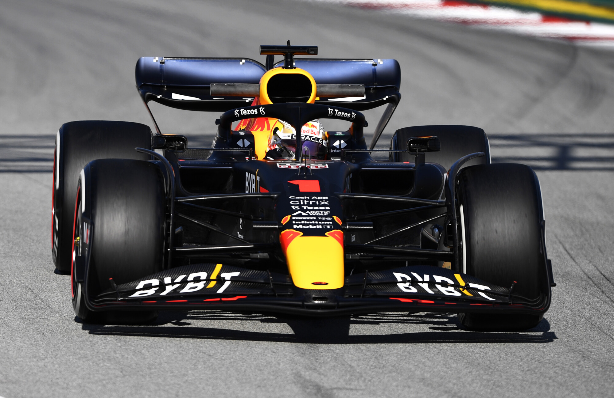 RB-18 max verstappen test barcelona 2022