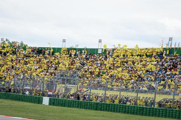 images_MotoGP_2015_september_150912_RSM_MotoGP_tribune